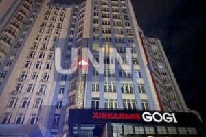 Чоловік, що випав із 8-го поверху, кидався камінням на поліцію і медиків