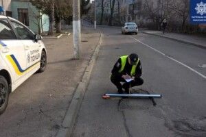 Поліцейські на Рівненщині шукають ями на дорогах