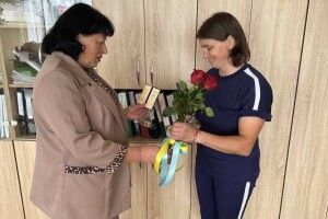 У громаді на Волині багатодітна мама отримала почесне звання «Мати-героїня»