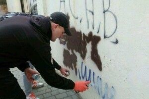 Луцькі вартові просять жителів міста зафарбовувати рекламу наркотиків на фасадах 