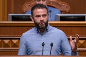 «Слуга народу» Дубінський «їздить» на 17 авто і «живе» в 24 квартирах (Відео)