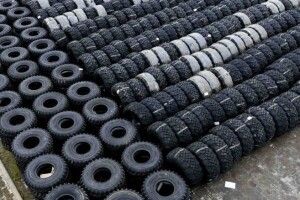 Порошенко передав на фронт девʼять сотень зимових шин