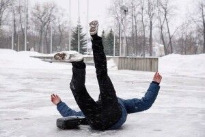 Жителі різних мікрорайонів Луцька скаржаться на непосипані тротуари (Відео)