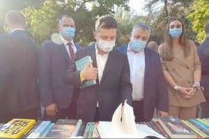 Зеленський на фестивалі купив книжку російського видавництва, проігнорувавши всі українські 