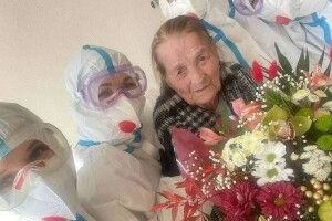 Виписали 100-річну бабусю, яка вилікувалась від коронавірусу