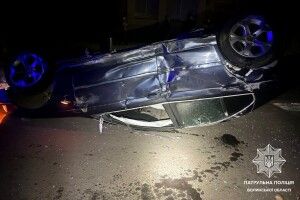 Збив дорожній знак та перекинувся: на Волині водій летів на великій швидкості