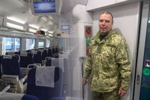 Тхне не від солдата, а від тих, хто його зневажає, - міністр Кулеба про інцидент у поїзді