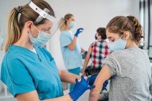 Перша країна у світі запровадила обов'язкову вакцинацію проти COVID-19 для дітей: подробиці
