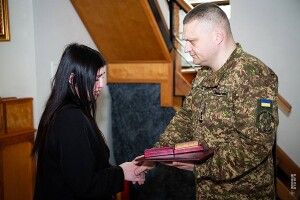 Дружині полеглого нацгвардійця з Волині передали орден чоловіка