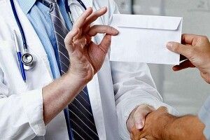 На Рівненщині головний лікар виписав «лівим» людям майже пів мільйона премій «за боротьбу з COVID-19»