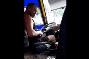 «Попивав пиво нишком»: пасажирка зняла водія маршрутки на відео та розлютила мережу