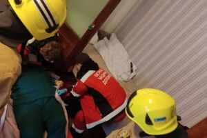 Рівненським медикам знадобилася допомога рятувальників, щоб госпіталізувати хвору жінку (Фото)
