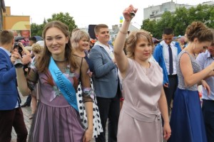У Рівному встановили новий рекорд України – наймасовіша хода зі шкільними дзвіночками під час параду випускників