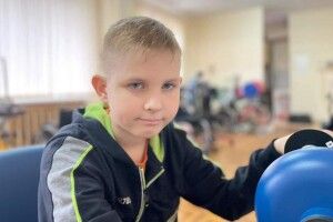 11-річний Артем після коми і восьми операцій знову бігає і грає у футбол