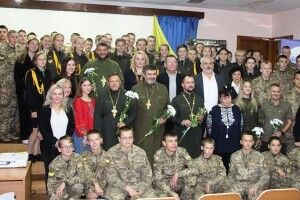 Він вкладає до рук воїна наймогутнішу зброю – віру: у Луцьку провели зустріч за участю військових капеланів (Фото)