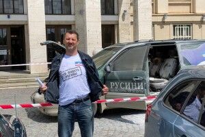 Чоловік підпалив власне авто під стінами ОДА (Фото, відео)
