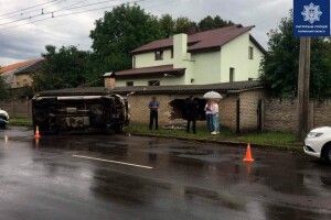 Мерседес в’їхав у гаражне приміщення і перевернувся. В машині був 6-річний хлопчик