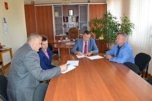 У Ковелі міський голова Олег Кіндер підписав контракти з директорами шкіл