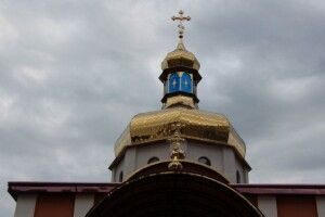 У Луцьку православна парафія допомагає нужденним під час карантину продуктовими наборами