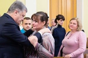 Порошенко зустрівся з родинами полонених Росією моряків