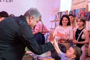 Порошенко на «Книжковому Арсеналі»: українське слово не менш важливе, ніж зброя