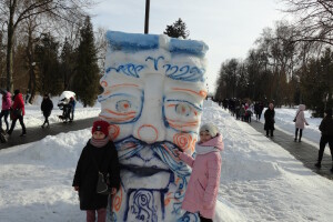 «Гарно, як в дитинстві. Ще б шашличків»: лучани цілий день йшли до парку, аби побачити снігові скульптури (Фото)