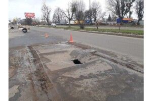 У Луцьку через аварійний обвал колектора перекрили вулицю 