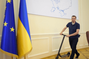 Прем’єр Гончарук: щоб заробити на квартиру, треба торгувати наркотиками