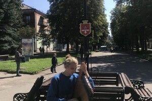 У Нововолинську на «стометрівці» своєю грою дивував людей мандрівний кобзар