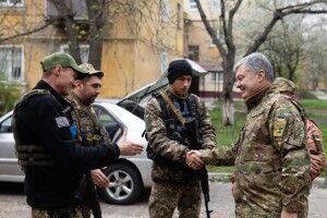 Бронежилети, шоломи, машини і секретні «штучки»: Порошенко привіз допомогу захисникам Краматорська