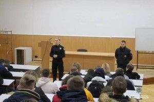Студентам розповіли, як стати патрульним поліцейським (Фото)