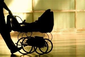 За крок до трагедії: батько врятував сина, якого ледь не розчавило дерево (Відео)