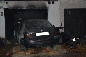 На Рівненщині пожежники врятували автомобіль із палаючого гаража