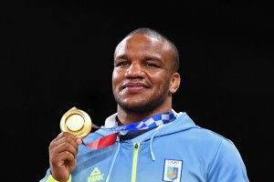 Жан Беленюк виставляє свою золоту олімпійську нагороду Токіо-2020 на благодійний аукціон