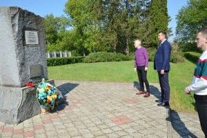 Очільники Луцька поклали квіти до братських могил та пам'ятних місць