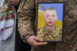 Невелике село ще не бачило стільки людей: на Волині назавжди попрощалися з 22-річним Героєм (Фото)