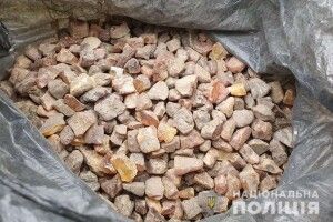 У двох ківерчан вилучили бурштин. Що їм «світить»?