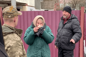 Без сліз не можна дивитися: волонтери привезли хліб укранцям, які вижили в Бучі (Відео)