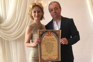 Через 25 років подружнього життя теща і свекруха постелили дітям вишитий рушник щастя (Фото)