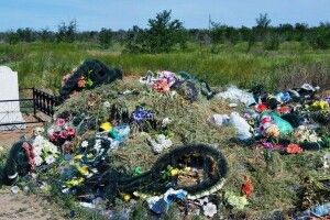  На Камінь-Каширщині заборонили пластикові вінки на кладовищах