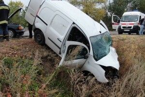 Зіткнулися «Renault» і «Toyota»: від удару 15-річна дівчинка вилетіла через вікно і впала на дорогу (Фото, відео)