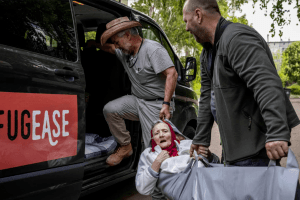 Щоб врятувати 88-річну українку, волонтери винесли її з дому на руках якраз у день нарождення