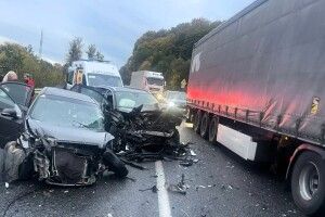 Волиняни потрапили у потрійну ДТП під Львовом: шестеро травмованих