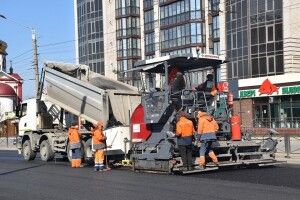 У Луцьку завершують асфальтування частину вулиці Рівненської