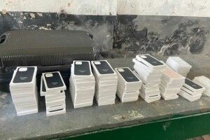Чоловік намагався ввезти з Польщі понад 60 нових iPhone 13 