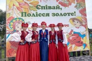 Юні аматори сцени в очікуванні результатів фестивалю «Співай, Полісся золоте!», який пройшов у Дольську на Любешівщині