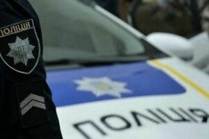 Патрульні врятували п'ятирічну дівчинку, яка стояла у відчиненому вікні квартири на сьомому поверсі
