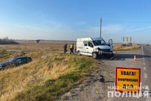 Від удару БМВ злетіла в кювет: на Волині водійка буса спричинила аварію