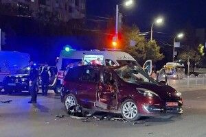 У Луцьку проти ночі мотоцикл зіткнувся з авто, є травмовані