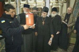 Священиків тренували вправлятися з вогнегасниками